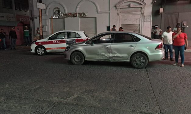 Hicieron mal la vuelta y provocaron choque en pleno centro de Tuxpan
