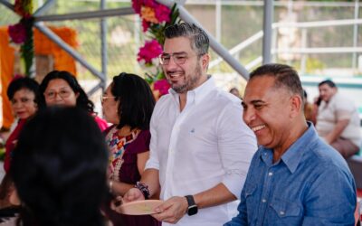 Daniel Cortina acompaña entrega de constancias a comunidades indígenas en la región