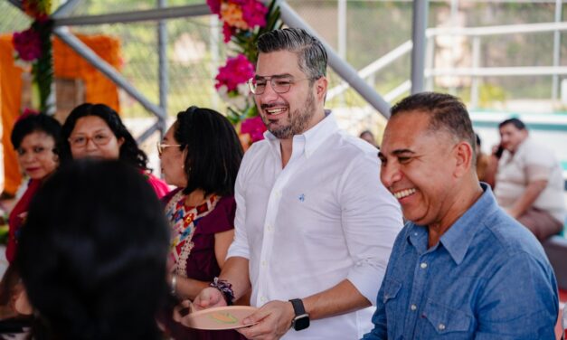 Daniel Cortina acompaña entrega de constancias a comunidades indígenas en la región