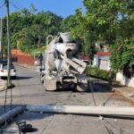 Trompo derriba postes y provoca daños en la colonia Las Lomas de Tuxpan