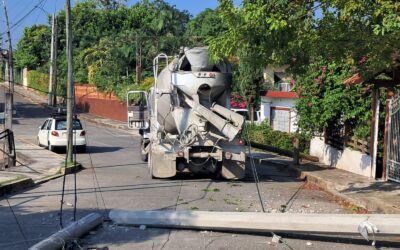 Trompo derriba postes y provoca daños en la colonia Las Lomas de Tuxpan
