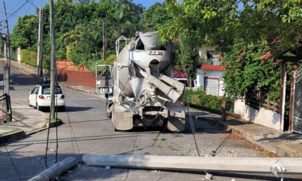 Trompo derriba postes y provoca daños en la colonia Las Lomas de Tuxpan