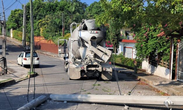Trompo derriba postes y provoca daños en la colonia Las Lomas de Tuxpan