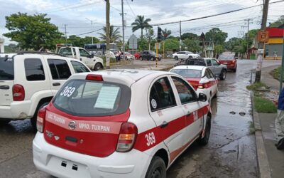 Choque entre dos taxis en la colonia Azteca