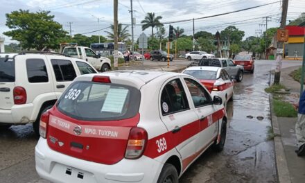 Choque entre dos taxis en la colonia Azteca