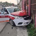 Taxi se impacta contra portón en la colonia Centro