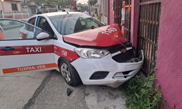 Taxi se impacta contra portón en la colonia Centro