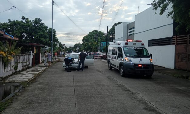 Choque entre particular y taxi en Tuxpan deja dos lesionados