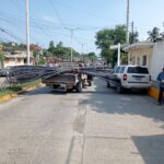 Camioneta pierde parte de la carga y provoca choque en el Libramiento Adolfo López Mateos