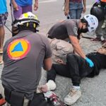 Taxi impacta a motocicleta en el libramiento; joven motociclista resulta lesionado