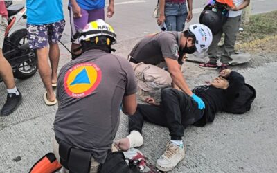 Taxi impacta a motocicleta en el libramiento; joven motociclista resulta lesionado