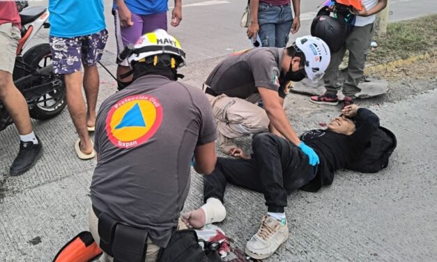 Taxi impacta a motocicleta en el libramiento; joven motociclista resulta lesionado