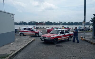 Choque entre taxis en el centro deja solo daños materiales
