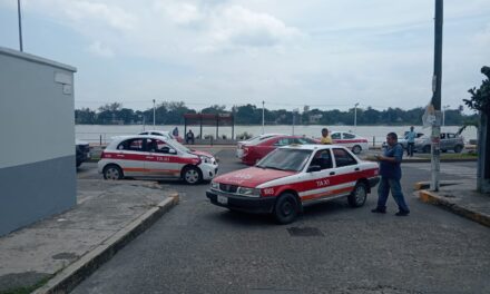Choque entre taxis en el centro deja solo daños materiales