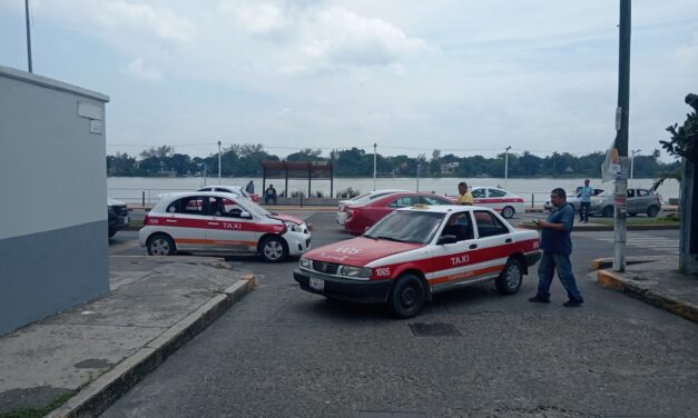 Choque entre taxis en el centro deja solo daños materiales