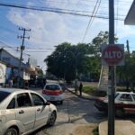Taxista del 1077 se pasa el ALTO y se lleva a una motociclista