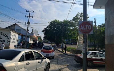 Taxista del 1077 se pasa el ALTO y se lleva a una motociclista