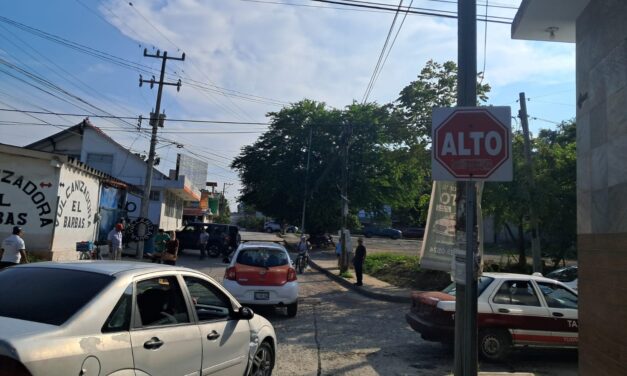Taxista del 1077 se pasa el ALTO y se lleva a una motociclista