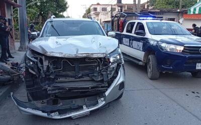 Accidente entre motocicleta y camioneta deja dos lesionados en la colonia Anáhuac