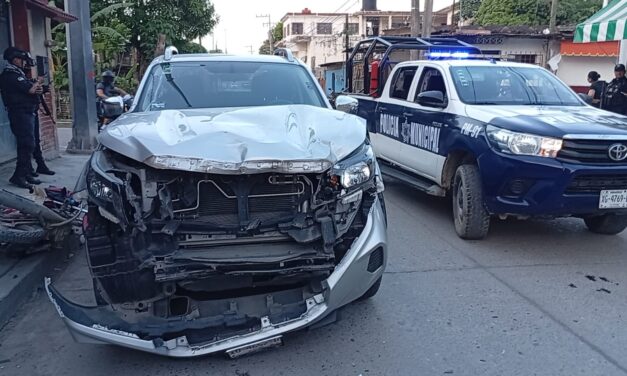 Accidente entre motocicleta y camioneta deja dos lesionados en la colonia Anáhuac