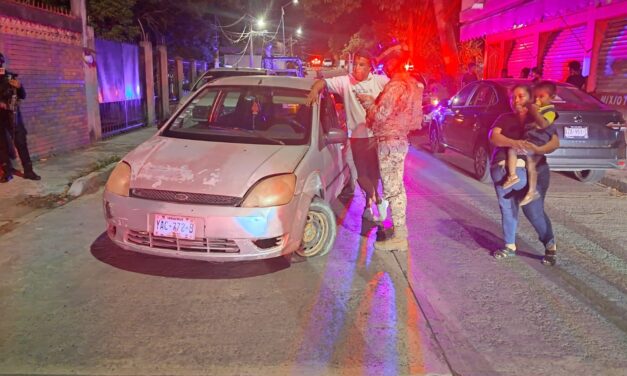 Aparatoso choque en la colonia El Esfuerzo deja solo daños materiales