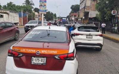 Taxi choca en el libramiento Adolfo López Mateos; saldo, daños materiales