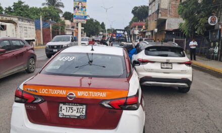 Taxi choca en el libramiento Adolfo López Mateos; saldo, daños materiales
