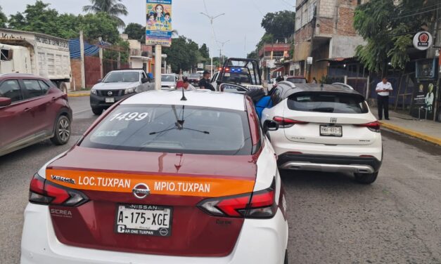 Taxi choca en el libramiento Adolfo López Mateos; saldo, daños materiales