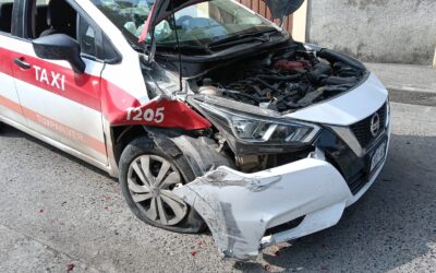 Taxi choca en el Centro de Tuxpan; se proyecta contra dos vehículos