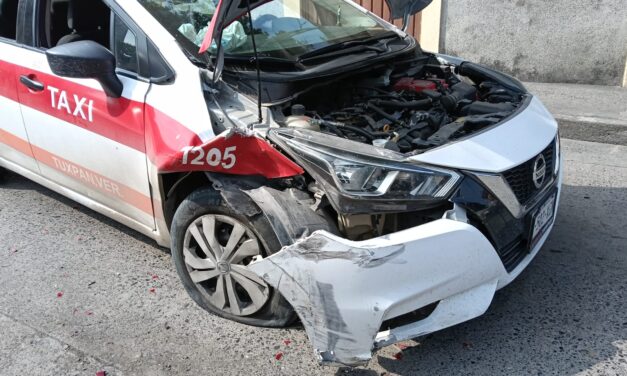 Taxi choca en el Centro de Tuxpan; se proyecta contra dos vehículos