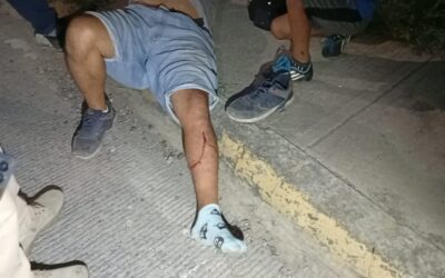 Taxi 1334 choca contra motociclista en el Libramiento Adolfo López Mateos