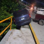 Conductor pierde el control y se proyecta contra una barda en la colonia El Retiro