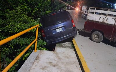 Conductor pierde el control y se proyecta contra una barda en la colonia El Retiro