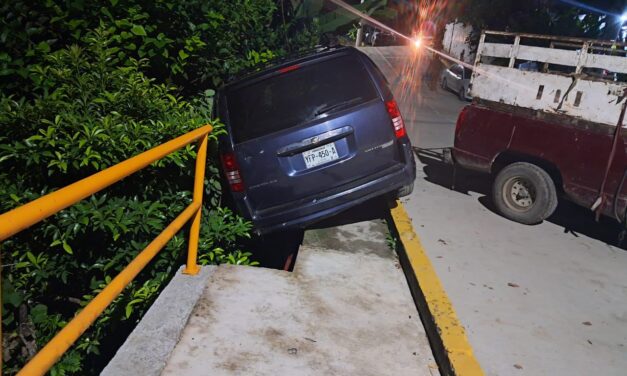Conductor pierde el control y se proyecta contra una barda en la colonia El Retiro