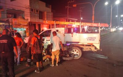 Esta noticia no la veras en Megacable: Camioneta deja dos lesionados frente a Soriana