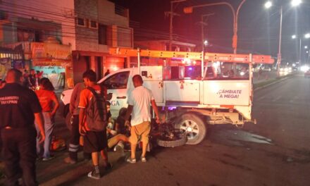 Esta noticia no la veras en Megacable: Camioneta deja dos lesionados frente a Soriana
