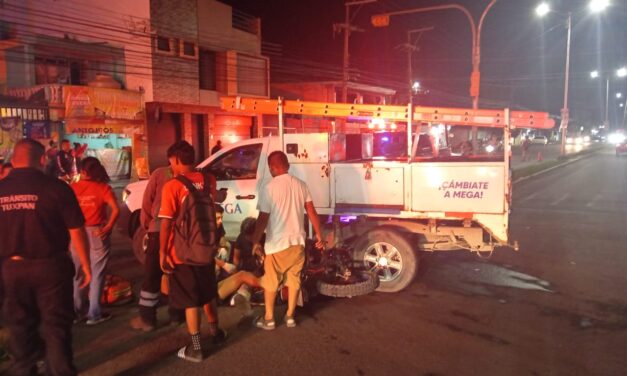 Esta noticia no la veras en Megacable: Camioneta deja dos lesionados frente a Soriana