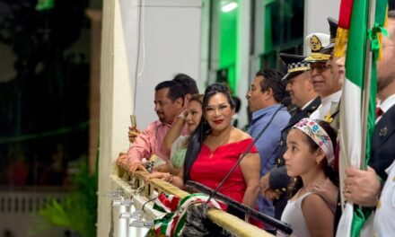 Beatriz Piña Vergara resaltó con orgullo en la ceremonia del Grito de Independencia