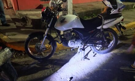 Motociclista y menor lesionados tras choque en el libramiento Adolfo López Mateos