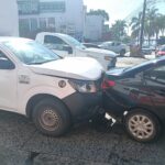 Choque entre Nissan y Aveo en la 15