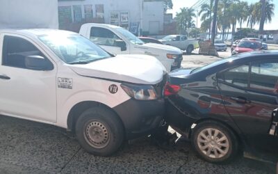 Choque entre Nissan y Aveo en la 15
