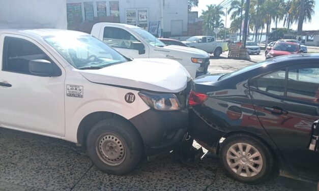 Choque entre Nissan y Aveo en la 15