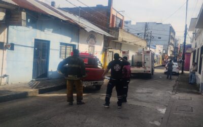 Camioneta se prende sola y termina sobre la banqueta en el Centro