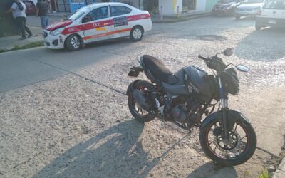 Choque entre taxi y motocicleta en la Cuitláhuac deja solo daños materiales