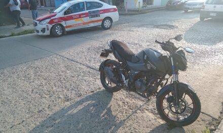 Choque entre taxi y motocicleta en la Cuitláhuac deja solo daños materiales