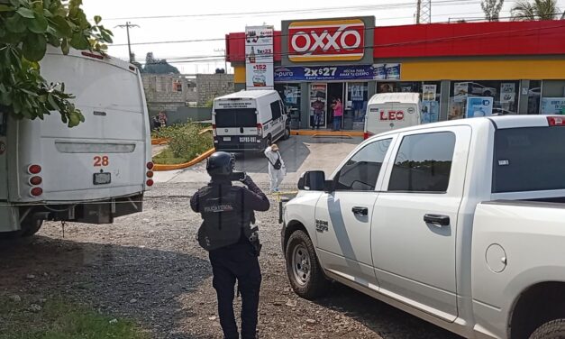 Balean a custodio frente a Oxxo en la  Reyes Heróles