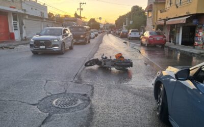 Motociclista lesionado tras choque con automóvil en la colonia La Rivera