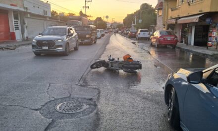 Motociclista lesionado tras choque con automóvil en la colonia La Rivera