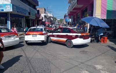 “Besito de cachete” entre dos taxis en la Genaro