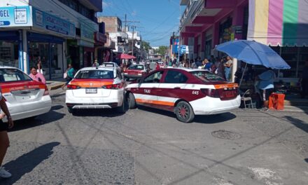 “Besito de cachete” entre dos taxis en la Genaro